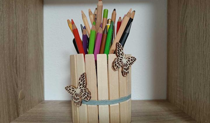 Jak vyrobit stojánek na tužky z dřevěných kolíčků | návod na domácí tvoření