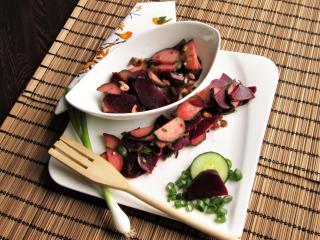 Jak na rychlý salát z červené řepy a salátové okurky | recept