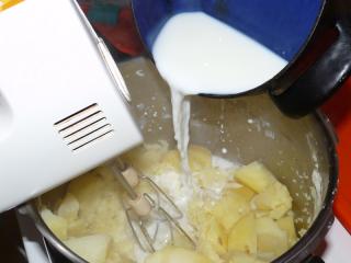 Jak připravit bramborovou kaši | recept Svaříme půl litru mléka. Ještě vřelé vlijeme část do brambor. Přidáme asi 100 gramů čerstvého másla. Šťouchadlem na kaši nebo ručním šlehačem rozšleháme brambory na hladké pyré. Podle potřeby doléváme horkým mlékem, abychom získali oblíbenou hustotu. S mlékem se musí opatrně, příliš řídká kaše už nejde napravit. Ochutnáme a případně mírně dosolíme. Kaše je hotova.