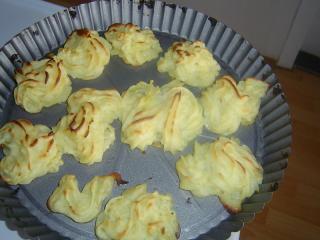 Jak připravit bramborovou kaši | recept Do bramborové kaše můžeme vmíchat zlatě osmaženou cibulku, ale některým lidem po této úpravě pálí žáha. Nebo lze do bramborové kaše rozšlehat asi půlku uvařeného celeru (můžeme vařit společně s bramborami, ale přidáme až v poločase varu, protože celer se vaří kratší dobu než brambory). Zbylou bramborovou kaši nastříkáme zbobičkou na plech a zprudka zapečeme.