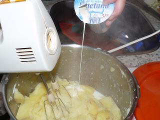 Jak připravit bramborovou kaši | recept Pro některé diety je předepisována bramborová kaše. Pro nemocného kaši šleháme jen s vývarem z brambor a nepřisolujeme ji. Maličkým dětem – kojencům – rovněž nepřidáváme kravské mléko. Mléko do kaše přidáváme až batolatům. Tak zvanou hedvábnou bramborovou kaši připravíme tak, že kaši našleháme nebo rozmixujeme mixérem. Můžeme přidat i trochu sladké smetany.