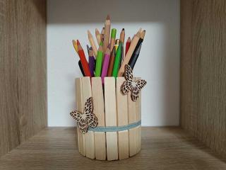 Jak vyrobit stojánek na tužky z dřevěných kolíčků | návod na domácí tvoření