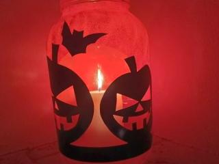 rozsvícený halloweenský svícen ze zavařovačky rozsvícený svícen ze zavařovačky